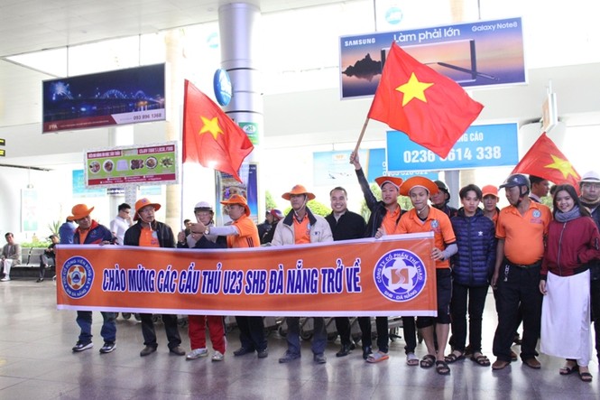 CĐV Đà Nẵng “náo loạn” sân bay, đón Hà Đức Chinh và đồng đội - ảnh 5