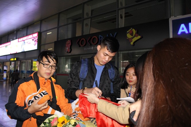 CĐV Đà Nẵng “náo loạn” sân bay, đón Hà Đức Chinh và đồng đội - ảnh 8