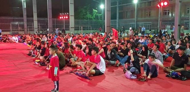 Người dân Đà Nẵng đội mưa cổ vũ đội tuyển Việt Nam - ảnh 1