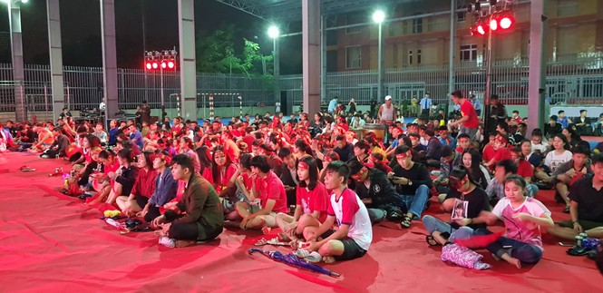 Người dân Đà Nẵng đội mưa cổ vũ đội tuyển Việt Nam - ảnh 6
