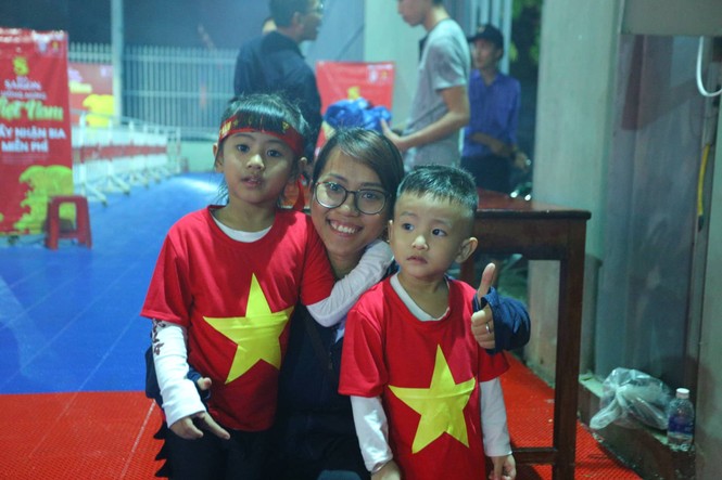 Người dân Đà Nẵng đội mưa cổ vũ đội tuyển Việt Nam - ảnh 4