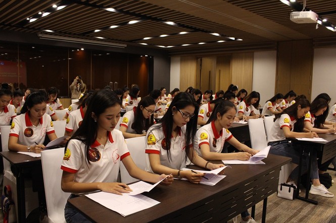 Thí sinh Hoa khôi sinh viên tự tin hùng biện tiếng Anh - ảnh 1