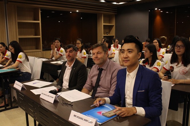 Thí sinh Hoa khôi sinh viên tự tin hùng biện tiếng Anh - ảnh 3