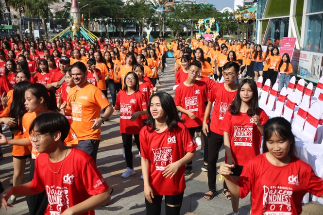 Hoa hậu Tiểu Vy cùng 1000 bạn trẻ nhảy vì sự tử tế - ảnh 1