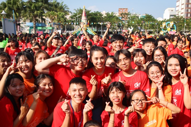 Hoa hậu Tiểu Vy cùng 1000 bạn trẻ nhảy vì sự tử tế - ảnh 6