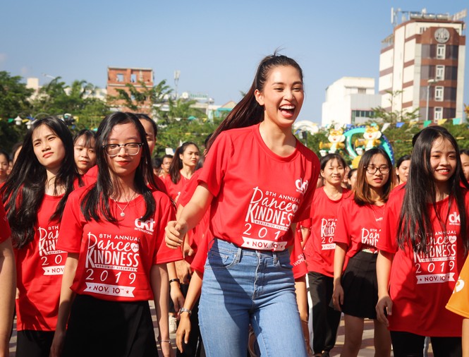 Hoa hậu Tiểu Vy cùng 1000 bạn trẻ nhảy vì sự tử tế - ảnh 2