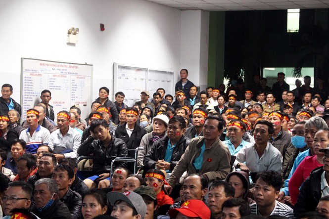 Cắm kim chuyền, ngồi xe lăn..., hàng trăm bệnh nhân nồng nhiệt tiếp lửa U22 - ảnh 2