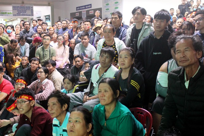 Cắm kim chuyền, ngồi xe lăn..., hàng trăm bệnh nhân nồng nhiệt tiếp lửa U22 - ảnh 3