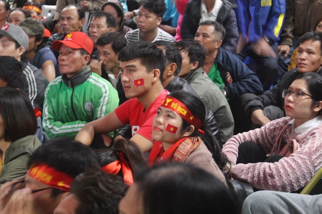 Cắm kim chuyền, ngồi xe lăn..., hàng trăm bệnh nhân nồng nhiệt tiếp lửa U22 - ảnh 5