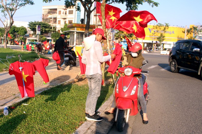 Đà Nẵng 'rực' cờ đỏ sao vàng tiếp lửa U22 Việt Nam - ảnh 1