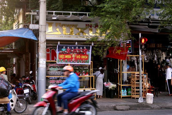 Đà Nẵng 'rực' cờ đỏ sao vàng tiếp lửa U22 Việt Nam - ảnh 4