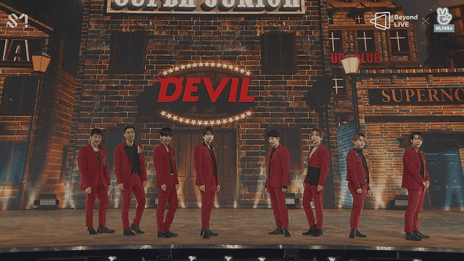 Đưa Choi Siwon khổng lồ lên sân khấu, concert online của SUPER JUNIOR phá kỷ lục