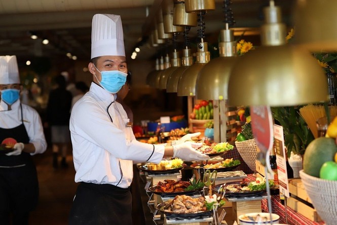 Đà Nẵng: Check-in Cầu Vàng phiên bản yêu nước, nô nức tắm biển sau bão và COVID-19 - ảnh 5