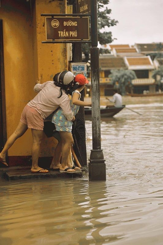 “Sau cơn mưa trời lại sáng - Sau bão tố, Hội An sẽ đẹp lại thôi” - ảnh 15