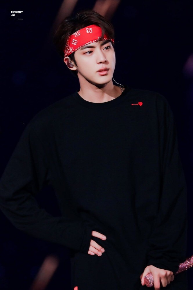 visual tường thành của Jin (BTS) suốt 7 năm qua - ảnh 4