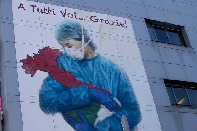Với nghệ thuật Graffiti, những tòa nhà ảm đảm giữa dịch COVID-19 đã sống dậy - ảnh 2