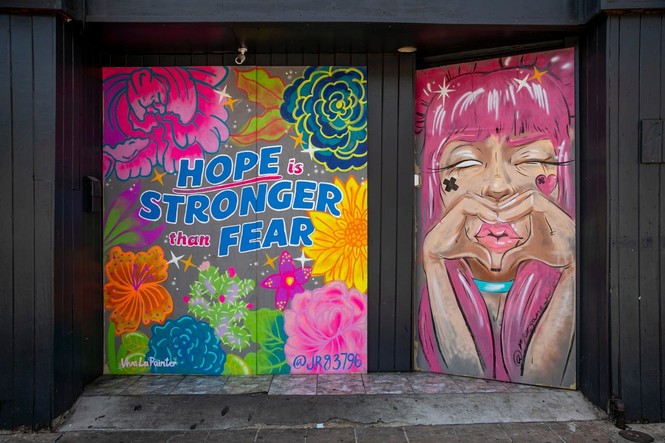 Với nghệ thuật Graffiti, những tòa nhà ảm đảm giữa dịch COVID-19 đã sống dậy - ảnh 5