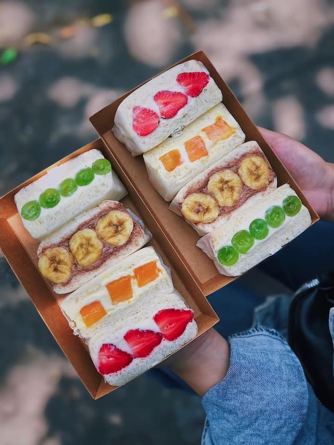 Ăn sập Sài Gòn: Tan chảy cùng bánh mì sandwich trái cây và bánh mì Egg Drop lạ vị - ảnh 1