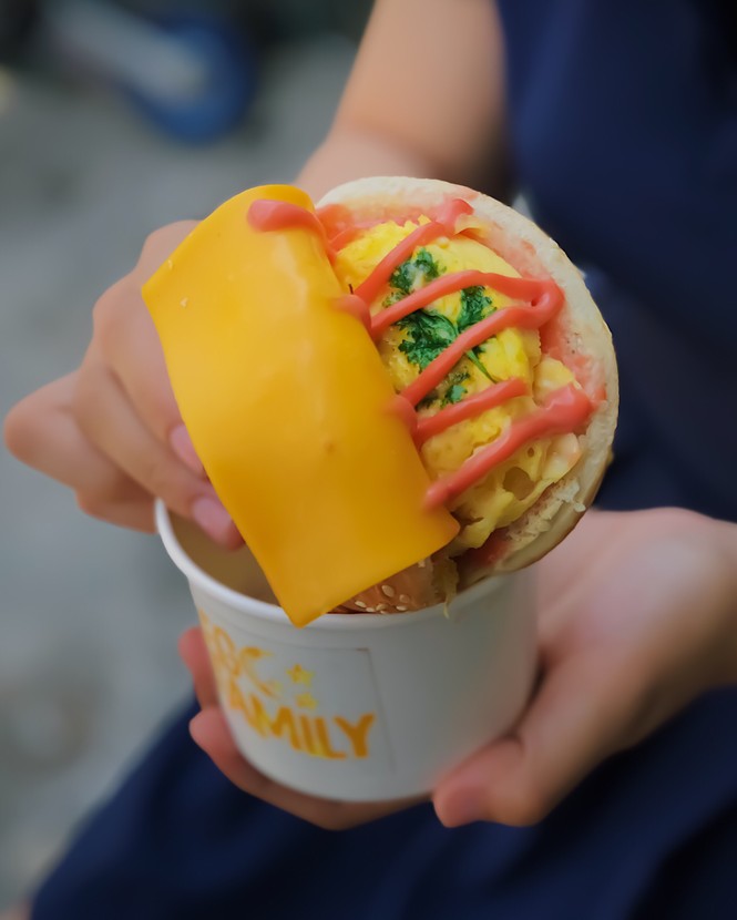 Ăn sập Sài Gòn: Tan chảy cùng bánh mì sandwich trái cây và bánh mì Egg Drop lạ vị - ảnh 9