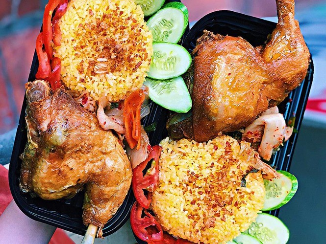 Thực đơn “chống gầy” lý tưởng: Cơm gà xối mỡ và bánh mì nem nướng ngon lịm tim - ảnh 1