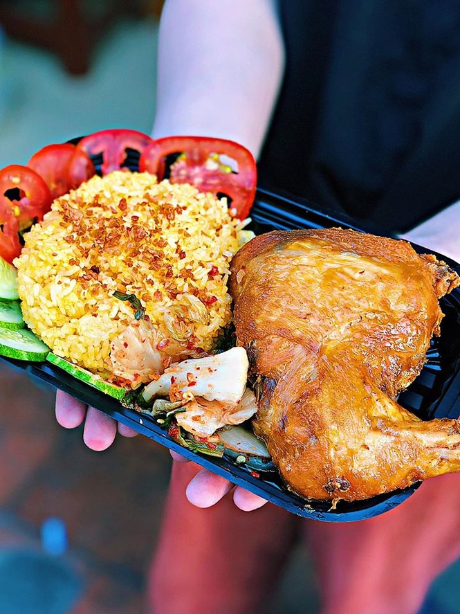 Thực đơn “chống gầy” lý tưởng: Cơm gà xối mỡ và bánh mì nem nướng ngon lịm tim - ảnh 2