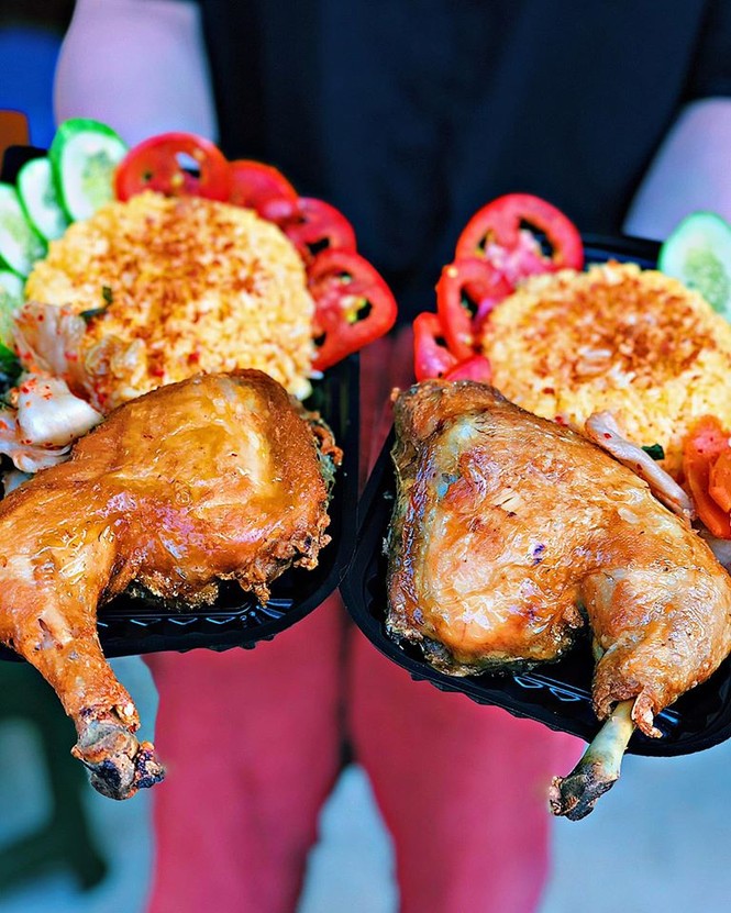 Thực đơn “chống gầy” lý tưởng: Cơm gà xối mỡ và bánh mì nem nướng ngon lịm tim - ảnh 3