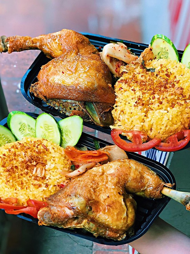 Thực đơn “chống gầy” lý tưởng: Cơm gà xối mỡ và bánh mì nem nướng ngon lịm tim - ảnh 4