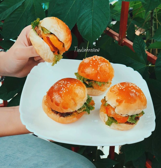 Cà phê mô hình gara và bánh hamburger mini chill hết nấc cùng teen Sài thànhh - ảnh 8