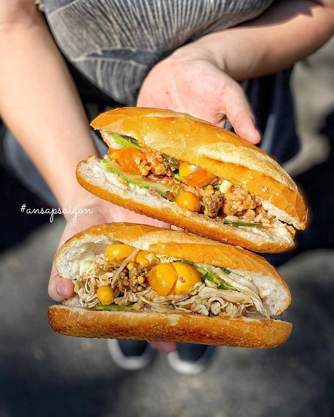 Ăn sáng cùng Sài Gòn: Liêu xiêu cùng món bánh mì gà xé trứng non lòng đào ngon dzách lầu - ảnh 4