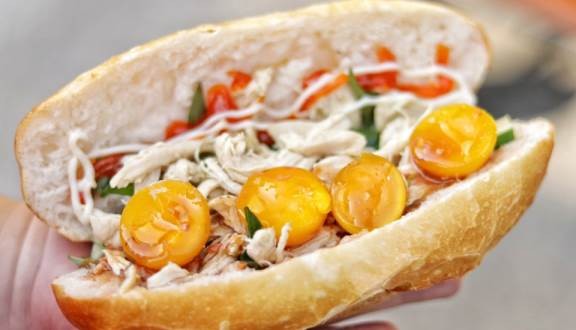 Ăn sáng cùng Sài Gòn: Liêu xiêu cùng món bánh mì gà xé trứng non lòng đào ngon dzách lầu - ảnh 2