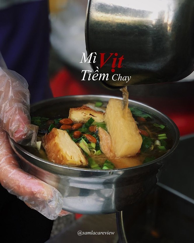 Hủ tiếu và mì vịt tiềm chay hay nem nướng Nha Trang chính hiệu? - ảnh 1