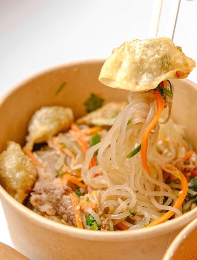 Trời mưa ăn gì: Món Hàn cay-nóng-ấm hay một chiếc lẩu bò nghi ngút khói đậm chất Việt? - ảnh 2