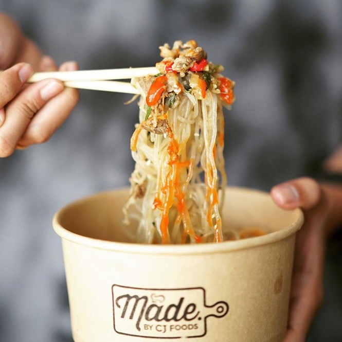 Trời mưa ăn gì: Món Hàn cay-nóng-ấm hay một chiếc lẩu bò nghi ngút khói đậm chất Việt? - ảnh 5