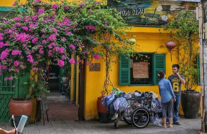 Cà phê vintage mô phỏng Hội An đẹp xinh hay cà phê trong “khu chung cư sống ảo điên đảo nhất Sài Gòn”? - ảnh 1