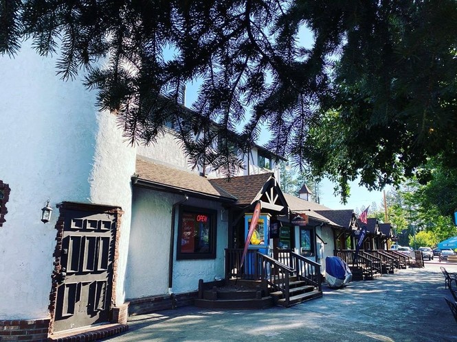 Big Bear Lake - thành phố trên núi được bao quanh bởi hàng thông xanh rì - ảnh 2