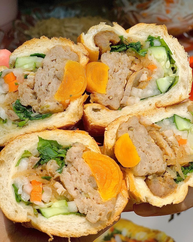 Lót dạ bằng ổ bánh mì xíu mại và phá lấu khìa hay cả một... siêu thị bánh tráng mix đủ vị? - ảnh 2