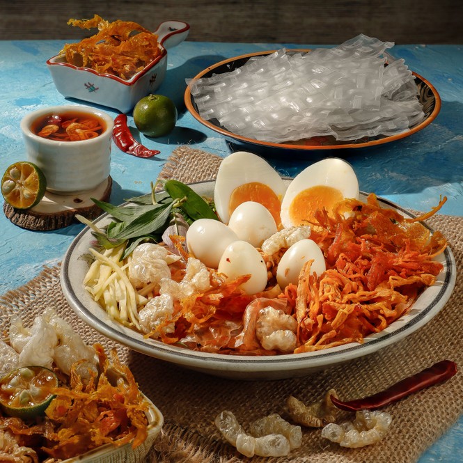 Lót dạ bằng ổ bánh mì xíu mại và phá lấu khìa hay cả một... siêu thị bánh tráng mix đủ vị? - ảnh 6