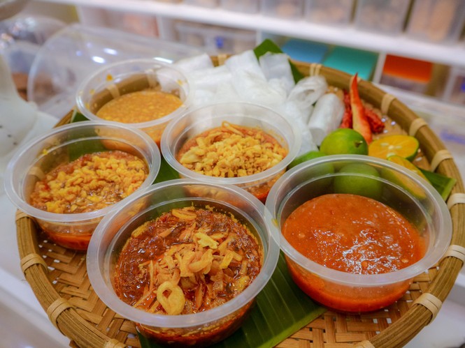 Lót dạ bằng ổ bánh mì xíu mại và phá lấu khìa hay cả một... siêu thị bánh tráng mix đủ vị? - ảnh 7