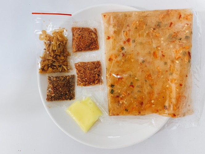 Lót dạ bằng ổ bánh mì xíu mại và phá lấu khìa hay cả một... siêu thị bánh tráng mix đủ vị? - ảnh 8