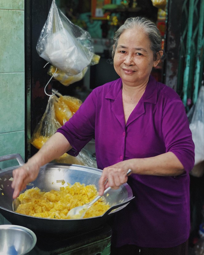 Bánh tráng chiên trứng độc đáo sánh đôi cùng flan màu mè nhất Sài Gòn - ảnh 1