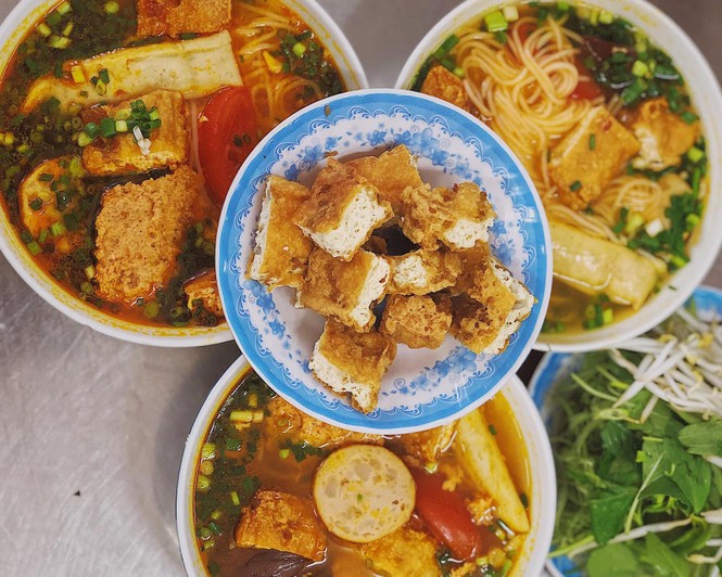 Sài Gòn hẻm: Có gì hấp dẫn trong đĩa bánh ướt 60 năm tuổi và tô bún riêu ngon nức tiếng? - ảnh 4