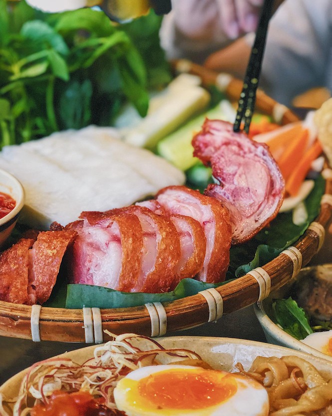 Hẹn hò Sài Gòn: Măm măm sườn cây siêu to khổng lồ và phá lấu ngon nhất Quận 1 - ảnh 1