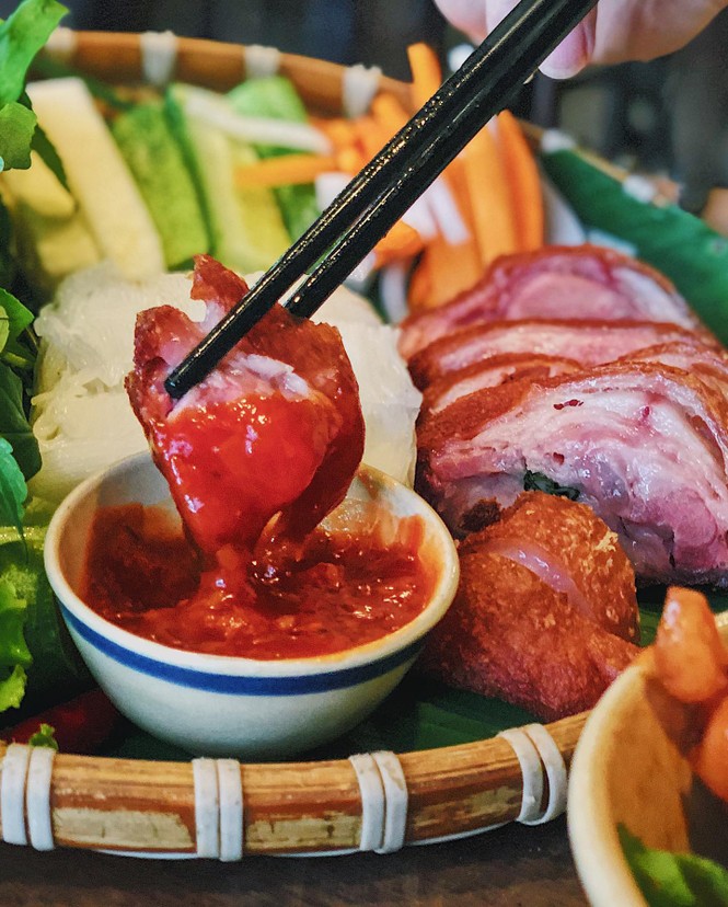 Hẹn hò Sài Gòn: Măm măm sườn cây siêu to khổng lồ và phá lấu ngon nhất Quận 1 - ảnh 2