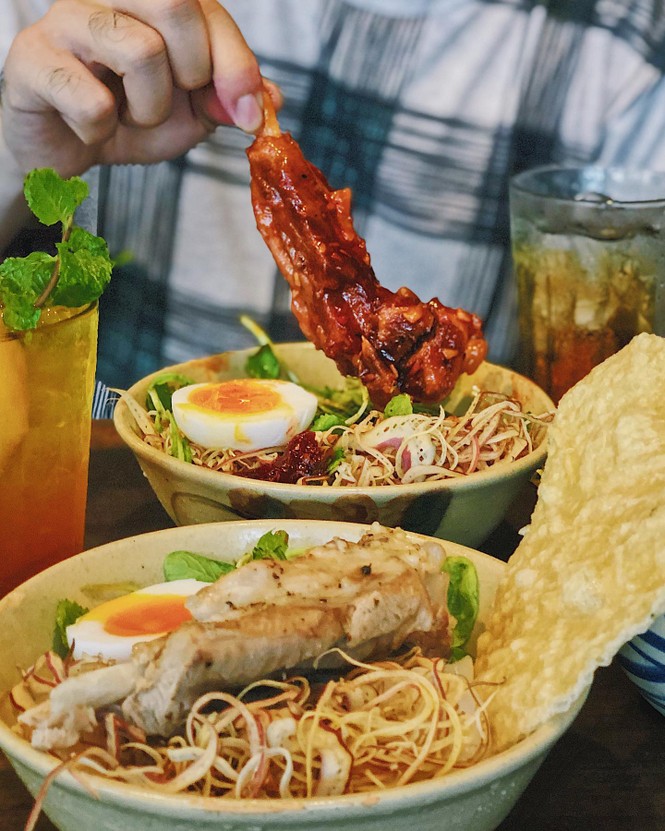 Hẹn hò Sài Gòn: Măm măm sườn cây siêu to khổng lồ và phá lấu ngon nhất Quận 1 - ảnh 3