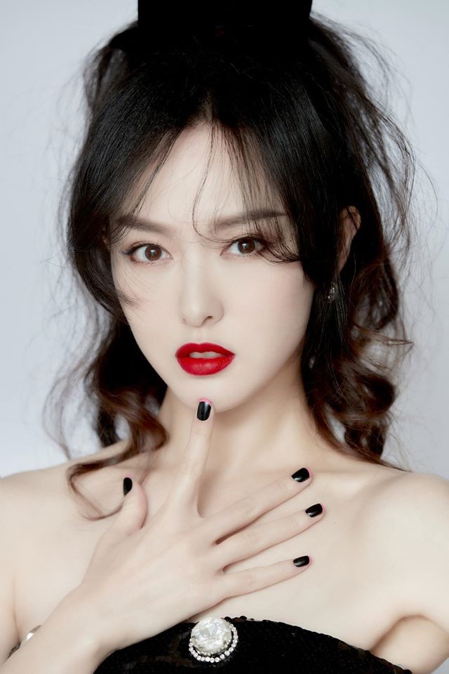 Đường Yên hút mắt với váy chấm bi khoe dáng trên thảm đỏ Tencent, “chị đại” đã trở lại! - ảnh 1