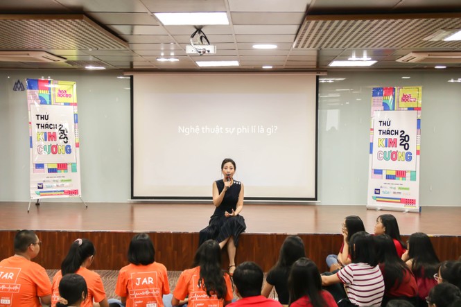 Thử Thách Kim Cương 2020: Ngày đầu vui nhộn cùng dàn nữ diễn giả vừa đẹp vừa