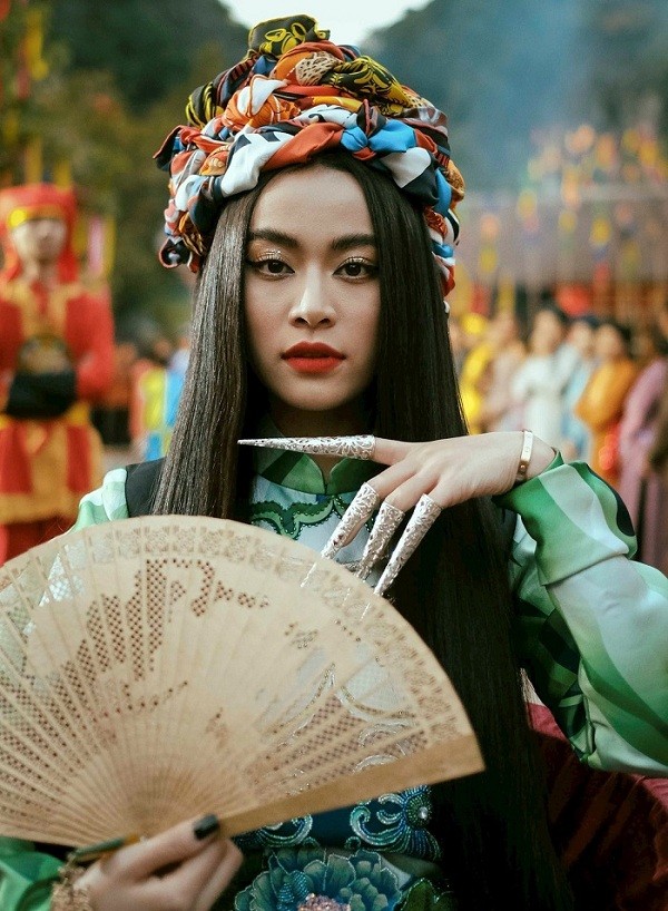 Trong thế giới fangirl: Hoàng Thùy Linh - Từ vàng anh gãy cánh hóa phượng hoàng tung bay - ảnh 3