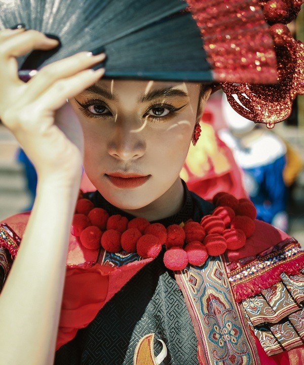 Trong thế giới fangirl: Hoàng Thùy Linh - Từ vàng anh gãy cánh hóa phượng hoàng tung bay - ảnh 2