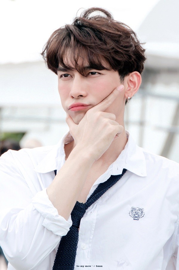 Trong thế giới fangirl: Mew Suppasit khiến tôi bước ra vùng an toàn, ngắm nhìn thế giới - ảnh 1