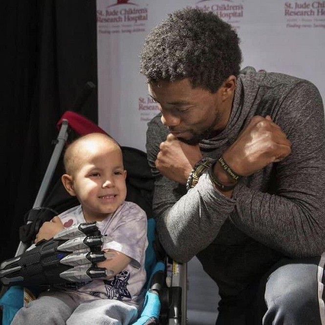 Cảm động khi “Black Panther” Chadwick Boseman truyền thêm sức mạnh cho trẻ em bệnh ung thư - ảnh 4